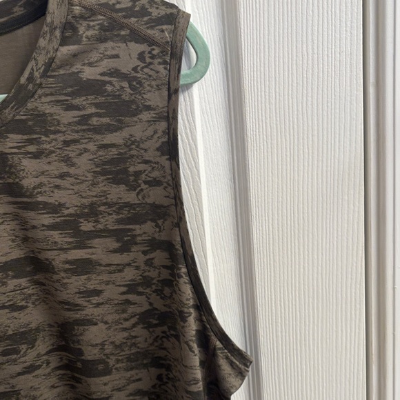 Men's Prana Mission Trails Tank Olive Camouflage Sleeveless Shirt - Picture 4 of 10